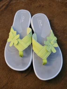 Clark Cloudsteppers Chartreuse Flip Flop Sandals. Very Good Condition. Size 10